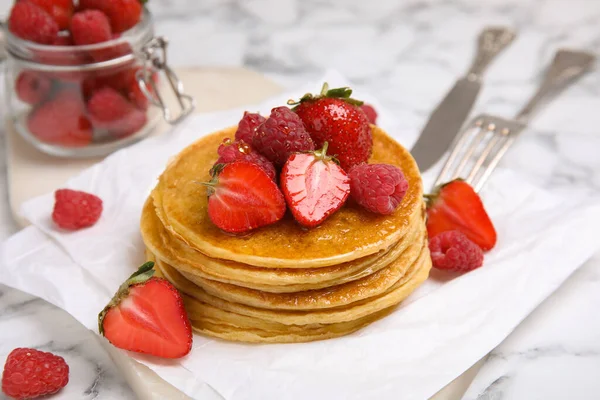 Deliciosos Panqueques Con Bayas Frescas Miel Sobre Mesa Mármol Blanco — Foto de Stock