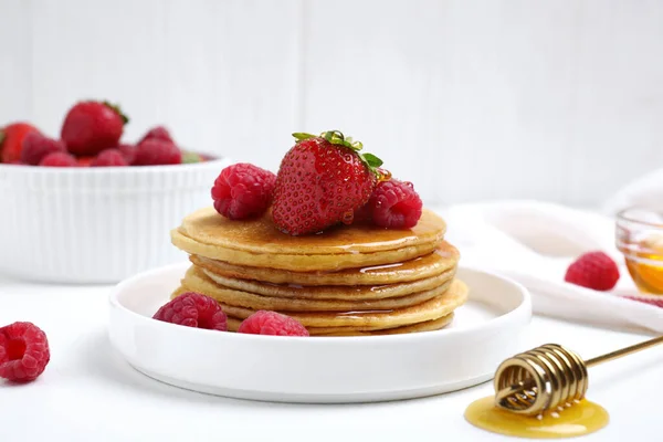 Panquecas Saborosas Com Frutas Frescas Mel Mesa Branca — Fotografia de Stock