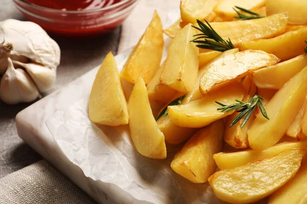 Finom Sült Krumpli Fokhagyma Rozmaring Asztalon Közelkép — Stock Fotó
