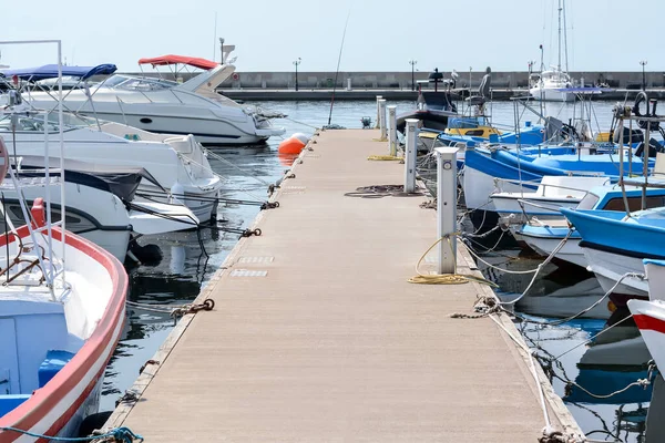 Hermosa Vista Del Muelle Ciudad Con Barcos Amarrados Día Soleado — Foto de Stock