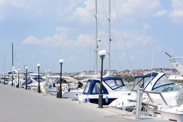 Bela Vista Cais Cidade Com Barcos Ancorados Dia Ensolarado — Fotografia de Stock