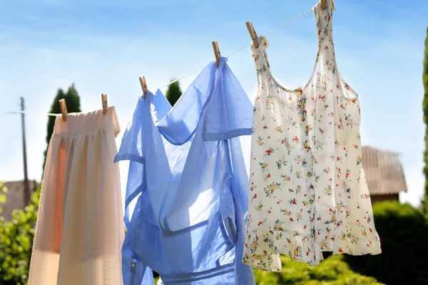 Vêtements Propres Suspendus Sur Ligne Lavage Dans Jardin Séchage Blanchisserie — Photo