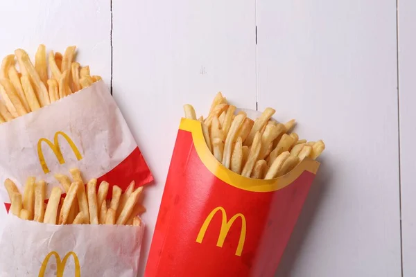 Mykolaiv Ukraine Sierpnia 2021 Małe Duże Porcje Frytek Mcdonald Białym — Zdjęcie stockowe