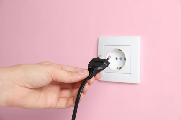 Mulher Inserindo Plug Tomada Energia Parede Rosa Close Alimentação Eléctrica — Fotografia de Stock