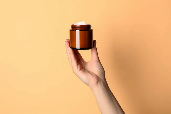 Donna Che Tiene Vaso Crema Viso Sfondo Arancione Chiaro Primo — Foto Stock