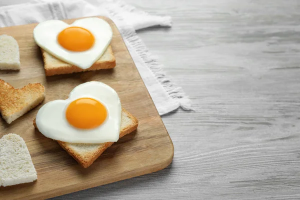 Huevos Fritos Forma Corazón Con Tostadas Mesa Madera Blanca Primer — Foto de Stock