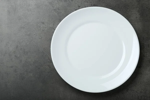 Lege Witte Keramische Plaat Grijze Tafel Bovenaanzicht Ruimte Voor Tekst — Stockfoto