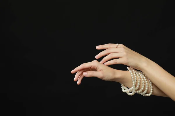 Ung Kvinna Med Elegant Pärla Smycken Svart Bakgrund Närbild Plats — Stockfoto