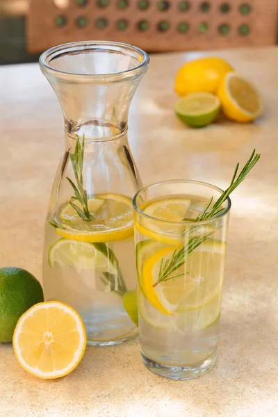 Nyári Frissítő Limonádé Könnyű Asztalon Kávézóban — Stock Fotó