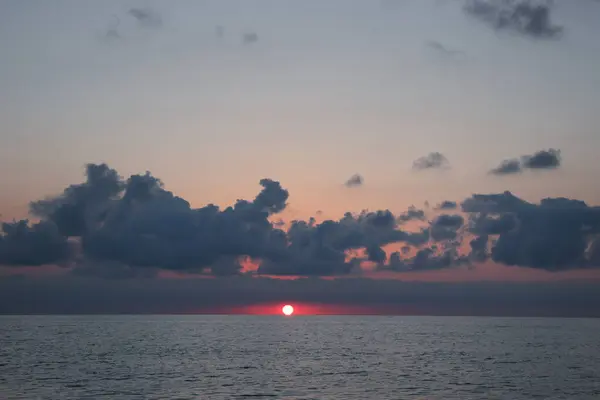 Picturesque View Beautiful Sea People Parasailing Sunset — Zdjęcie stockowe