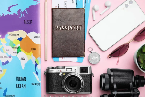 Mieszkanie Składa Się Paszportu Biletów Przedmiotów Podróżnych Różowym Tle — Zdjęcie stockowe