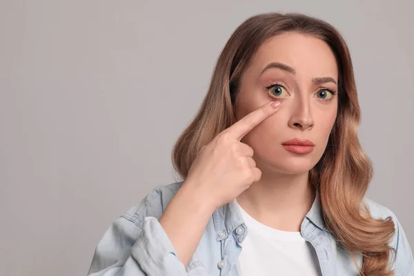 Gri Arka Planda Sarı Gözlü Kadın Mesaj Için Yer Var — Stok fotoğraf