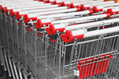 Birçok boş metal alışveriş arabaları, yakın çekim manzarası