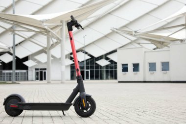 Güneşli bir günde modern elektrikli scooter açık havada, mesaj için yer var. Kiralama servisi