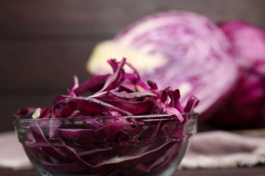 Tabakta taze doğranmış kırmızı lahana, yakın plan.