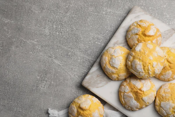 灰色の大理石のテーブルの上においしいレモンクッキー フラットレイ テキストのスペース — ストック写真