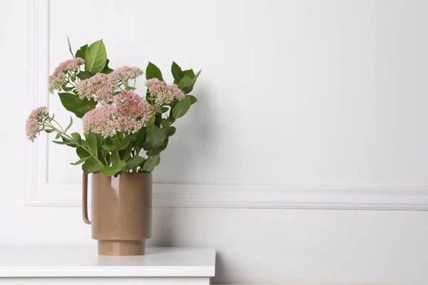Vaso Cerâmica Elegante Com Belas Flores Mesa Perto Parede Branca — Fotografia de Stock