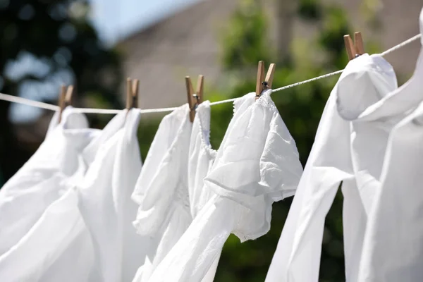 Schone Kleren Hangend Aan Waslijn Tuin Drooggoed — Stockfoto