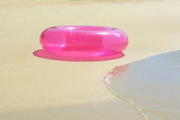 Anneau Gonflable Lumineux Sur Plage Sable Près Mer — Photo