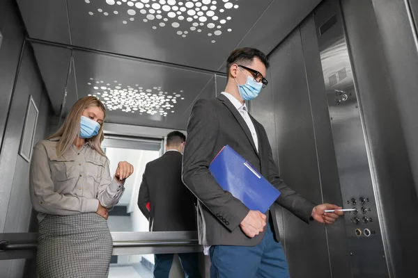 Compañeros Trabajo Con Máscaras Faciales Ascensor Hombre Usando Pluma Para — Foto de Stock