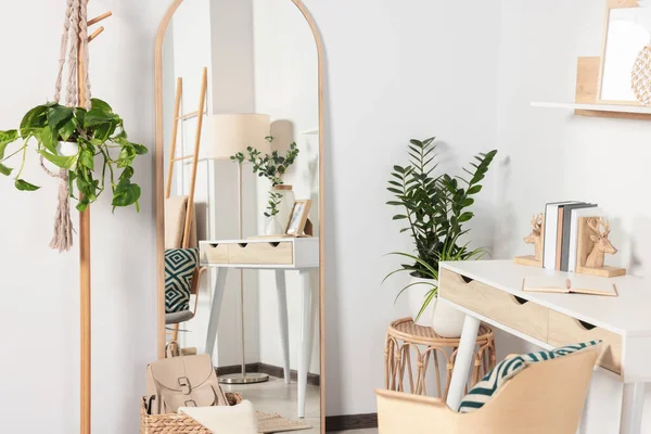 Interior Habitación Moderna Con Espejo Grande Hermosas Plantas Verdes —  Fotos de Stock