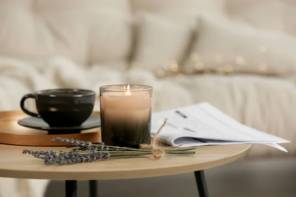 Schöne Kerze Lavendel Zeitung Und Tasse Auf Rundem Holztisch Wohnzimmer — Stockfoto