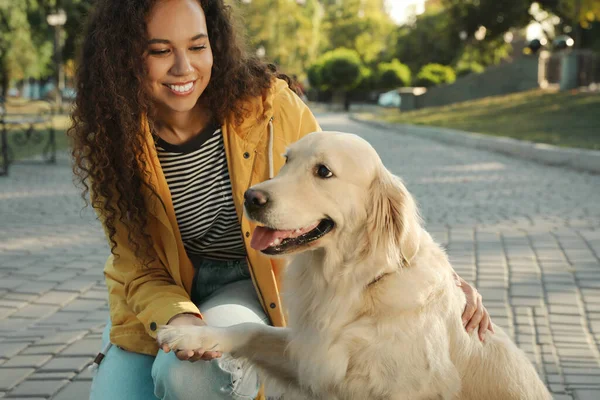 Junge Afroamerikanerin Und Ihr Golden Retriever Hund Park — Stockfoto