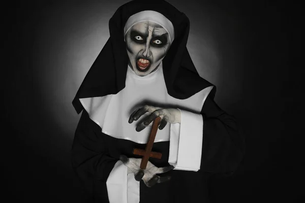 可怕的恶魔般的修女 背景是黑色的 万圣节派对的样子 — 图库照片