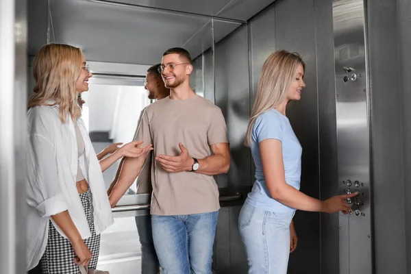 Щасливі Друзі Говорять Коли Жінка Вибирає Підлогу Ліфті — стокове фото