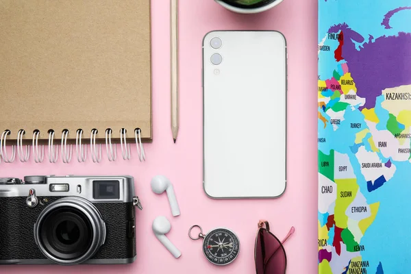 Kompozycja Płaska Świecka Nowoczesnym Smartfonem Elementami Podróżnymi Różowym Tle — Zdjęcie stockowe
