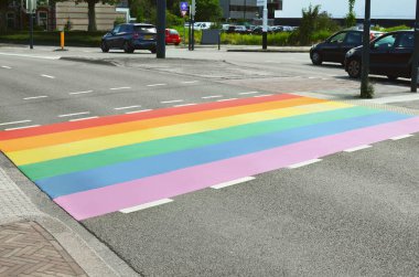 Şehir yolunda parlak gökkuşağı LGBT gurur bayrağı