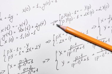 Matematiksel formülleri ve kalemi olan kağıt yaprağı, üst görünüm