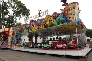DARLOWO, POLAND - 22 AĞUSTOS 2022: Lunaparktaki Çocuklar Çekici