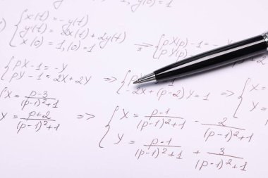 Matematiksel formülleri ve kalemi olan kağıt, yakın plan.