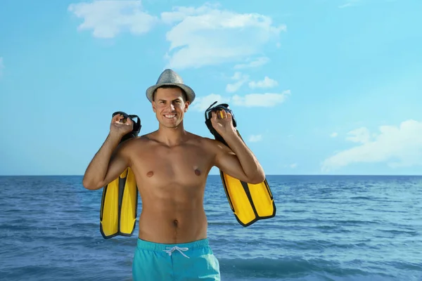 Pria Bahagia Dengan Sirip Dekat Laut Pantai — Stok Foto