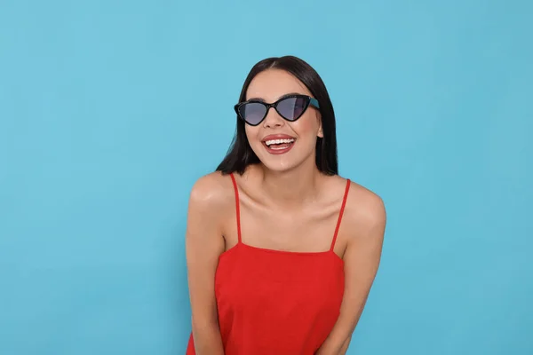 Atractiva Mujer Feliz Gafas Sol Moda Contra Fondo Azul Claro — Foto de Stock