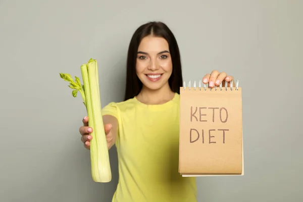 Mujer Feliz Sosteniendo Apio Cuaderno Con Palabras Keto Dieta Sobre — Foto de Stock