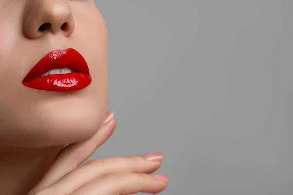 Vista Cerca Mujer Con Hermosos Labios Llenos Sobre Fondo Gris — Foto de Stock