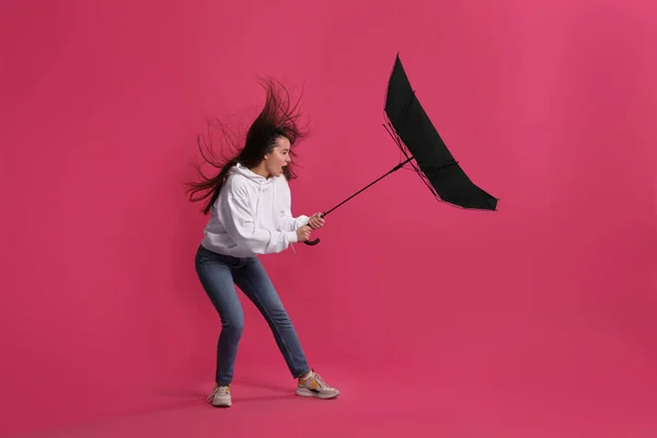 Mujer Emocional Con Paraguas Atrapado Ráfaga Viento Sobre Fondo Rosa — Foto de Stock