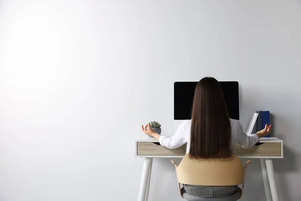 Zoek Zen Vrouw Neemt Pauze Van Het Werk Aan Tafel — Stockfoto