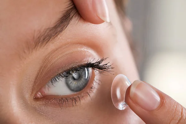 Junge Frau Legt Kontaktlinse Ins Auge Auf Verschwommenem Hintergrund Nahaufnahme — Stockfoto