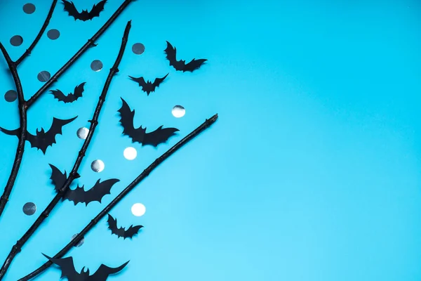 平铺的作文与黑色树枝和纸蝙蝠浅蓝色背景 文字的空间 万圣节庆祝活动 — 图库照片