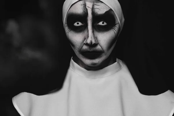 Porträtt Skrämmande Djävulsk Nunna Svart Bakgrund Halloweenfesten Ser — Stockfoto