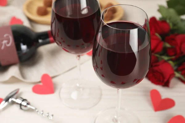 白桌子上的红葡萄酒 — 图库照片