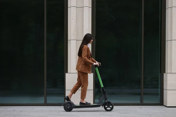 Businesswoman Riding Electric Kick Scooter City Street — Stock Photo, Image