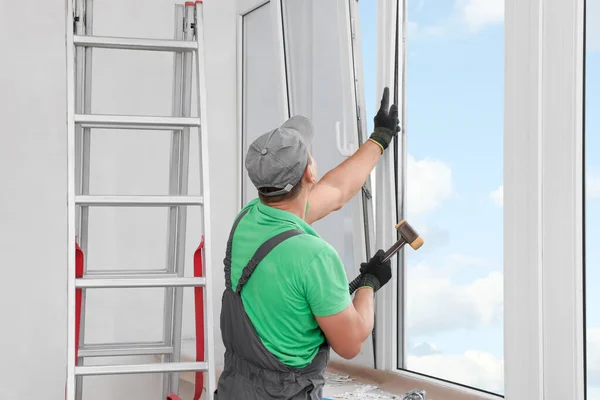 Trabalhador Uniforme Instalar Janela Vidros Duplos Dentro Casa — Fotografia de Stock