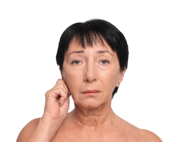Starsza Kobieta Cierpiąca Ból Ucha Białym Tle — Zdjęcie stockowe