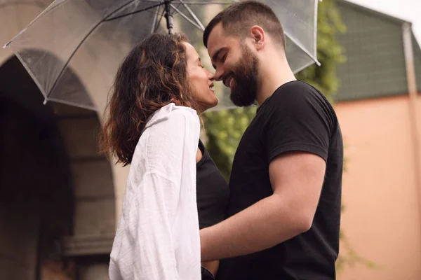 Jeune Couple Avec Parasol Profiter Temps Ensemble Sous Pluie Sur — Photo