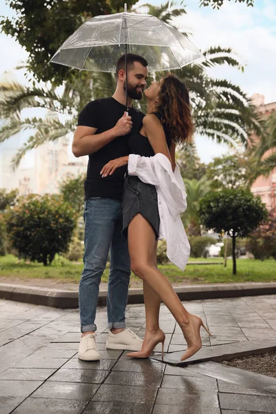 Jovem Casal Com Guarda Chuva Desfrutando Tempo Juntos Sob Chuva — Fotografia de Stock