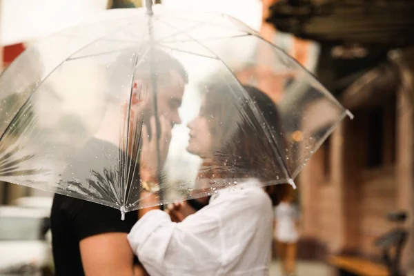 Unga Par Med Paraply Njuter Tid Tillsammans Regn Stadens Gata — Stockfoto